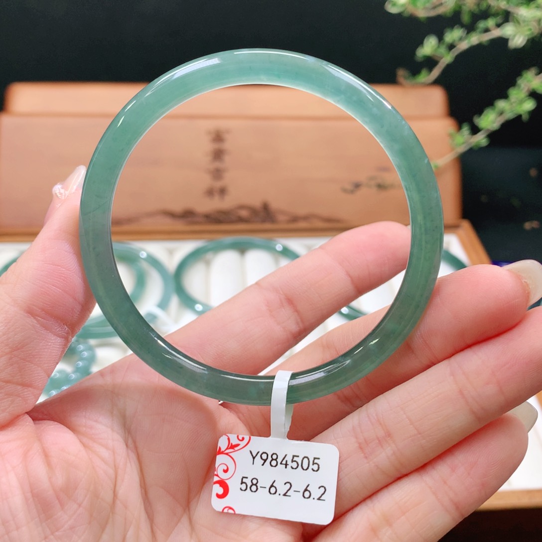 翡翠手镯未镶嵌天然