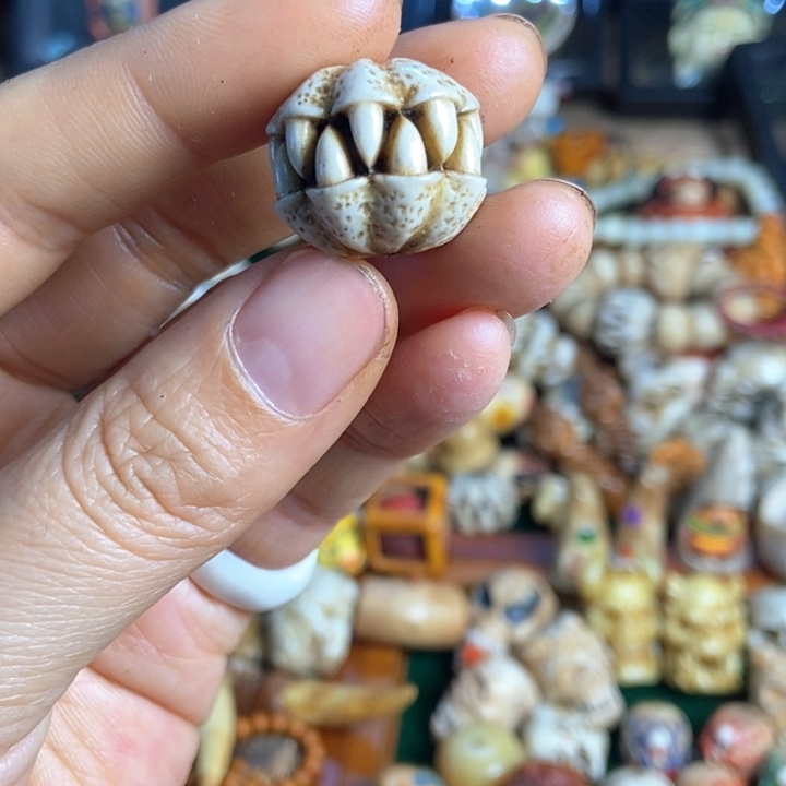 配饰鹿角雕刻吞噬一个