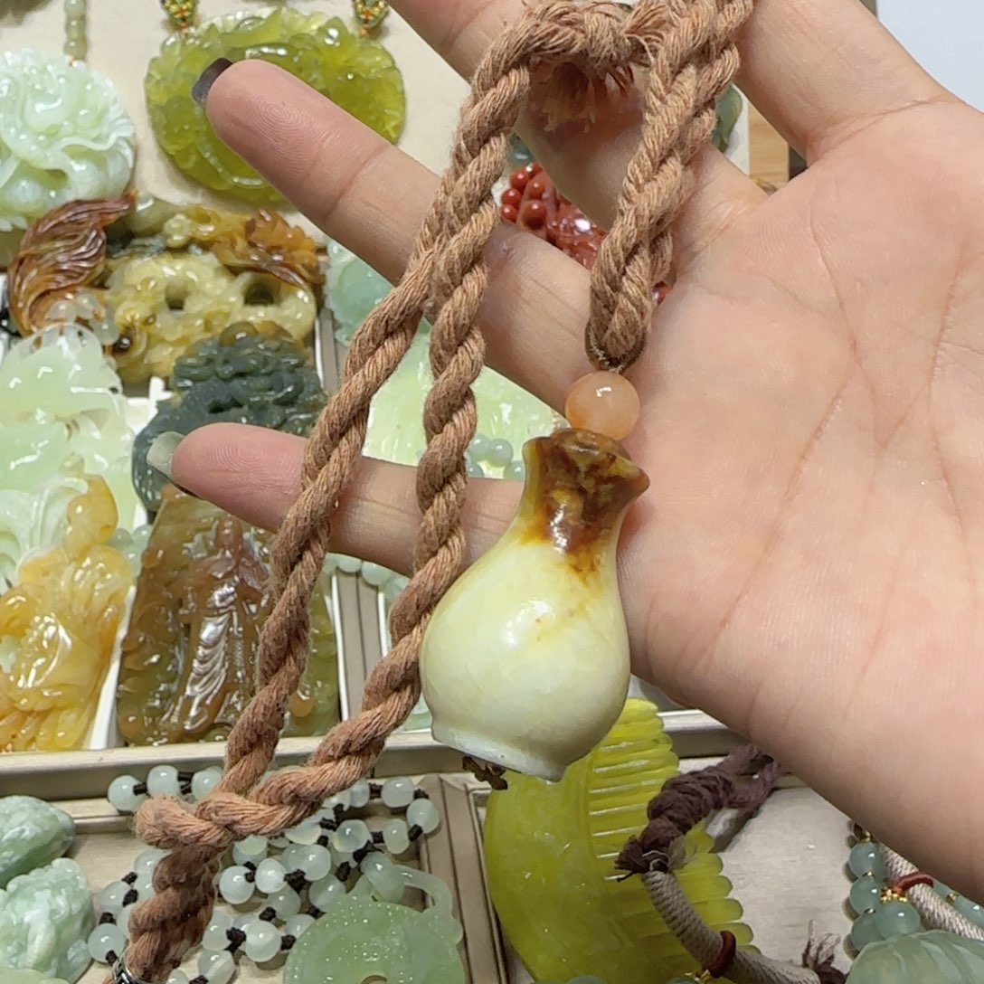 未镶嵌蛇纹石玉吊坠