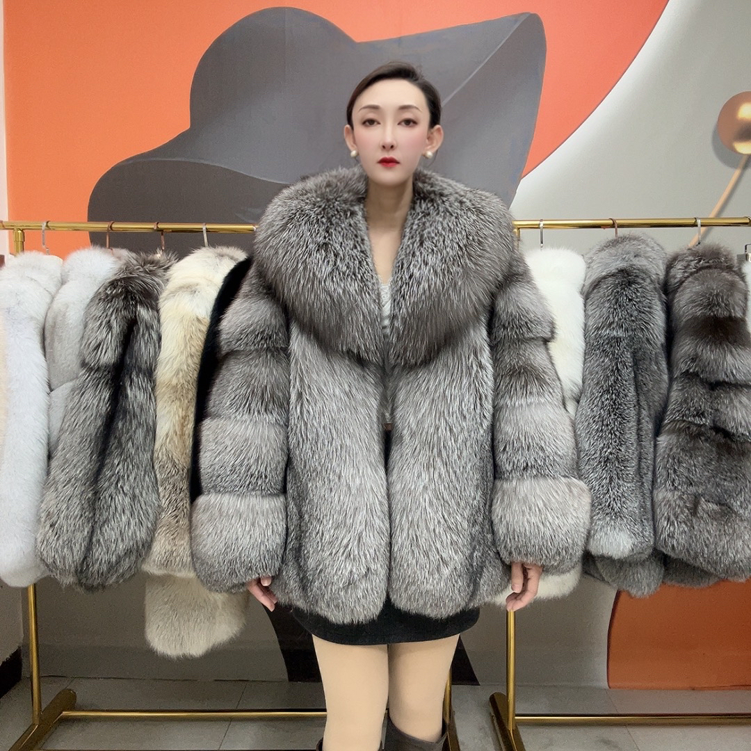 高奢气质银蓝大翻领马蹄袖女装外套