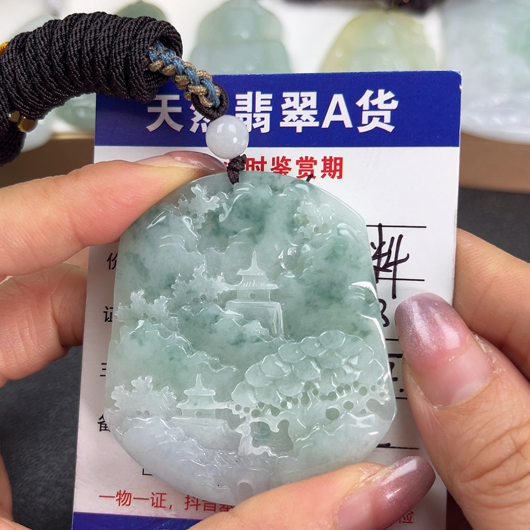 翡翠未镶嵌颈饰     