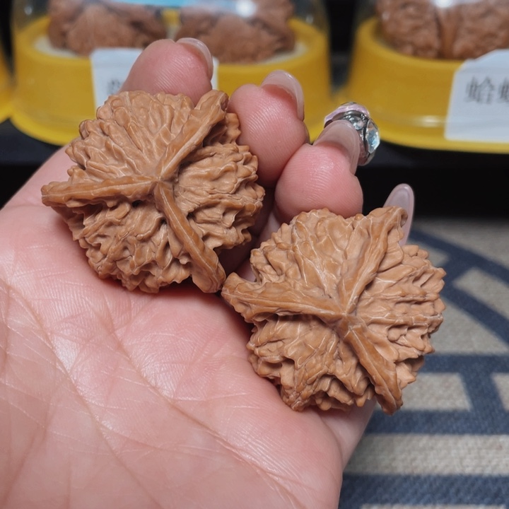 文玩核桃把件盘山公子帽三棱39