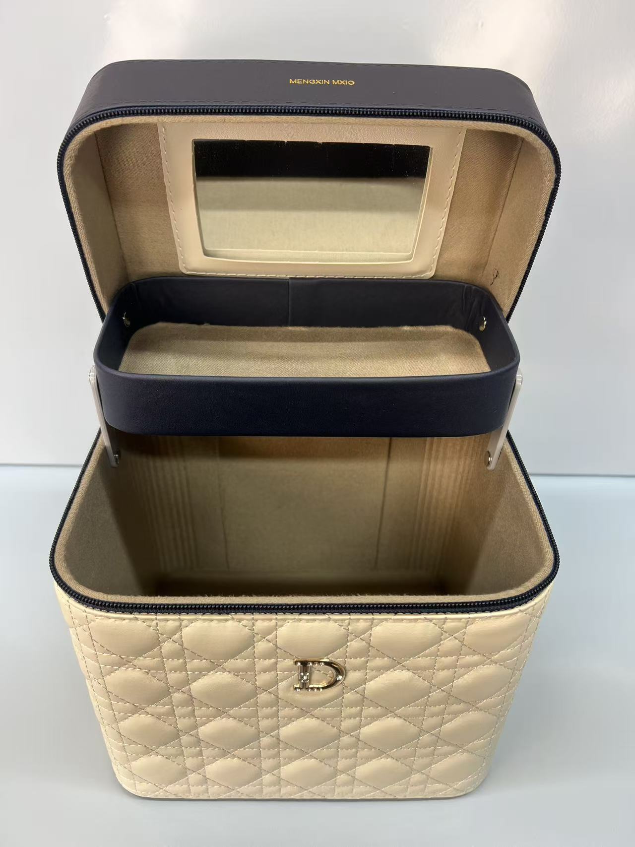 见外包装化妆包旅行箱定型防水中号时尚白色菱格PU