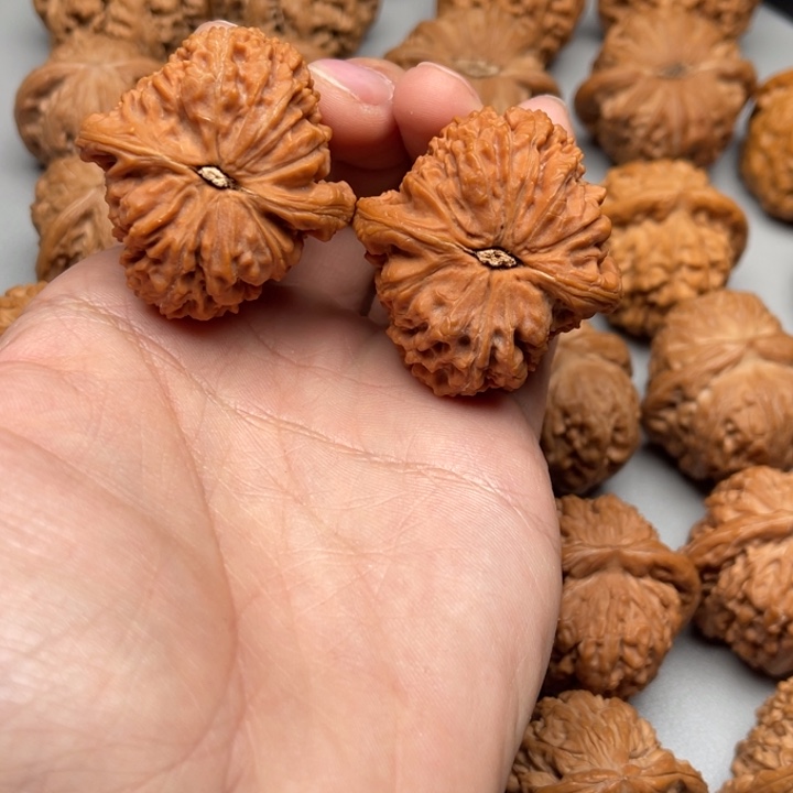 文玩核桃把件酷**桃南疆石