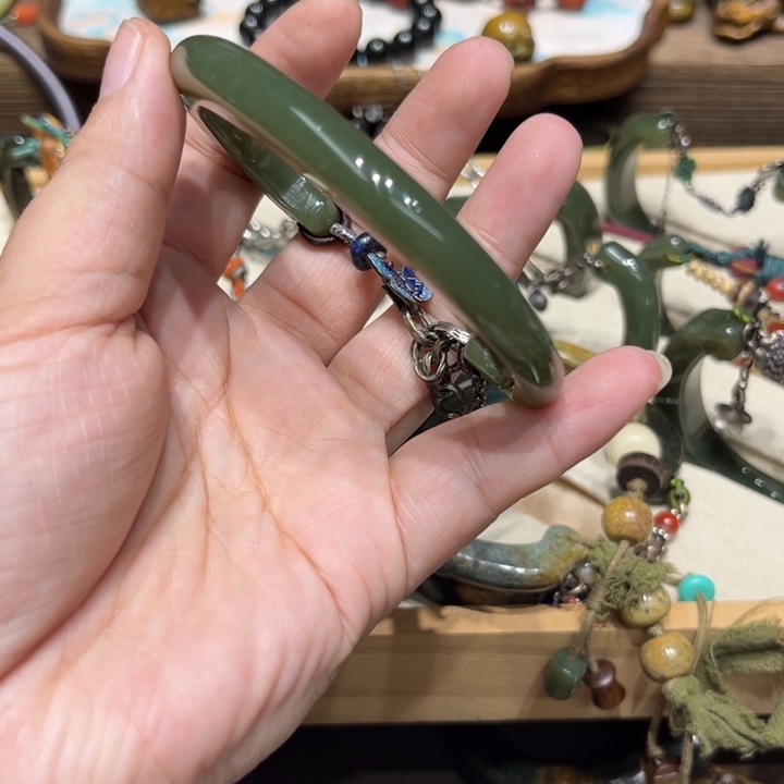 蓝***娃和田玉未镶嵌手镯