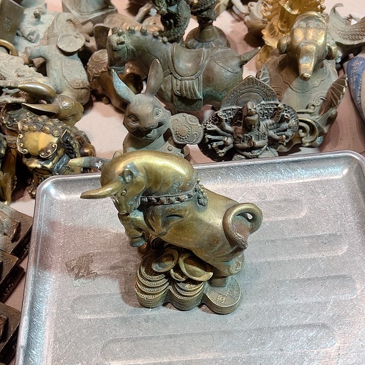 红**闪黄铜摆件工艺品，