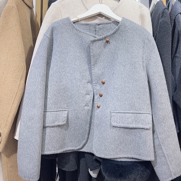 小款扣子外套女士