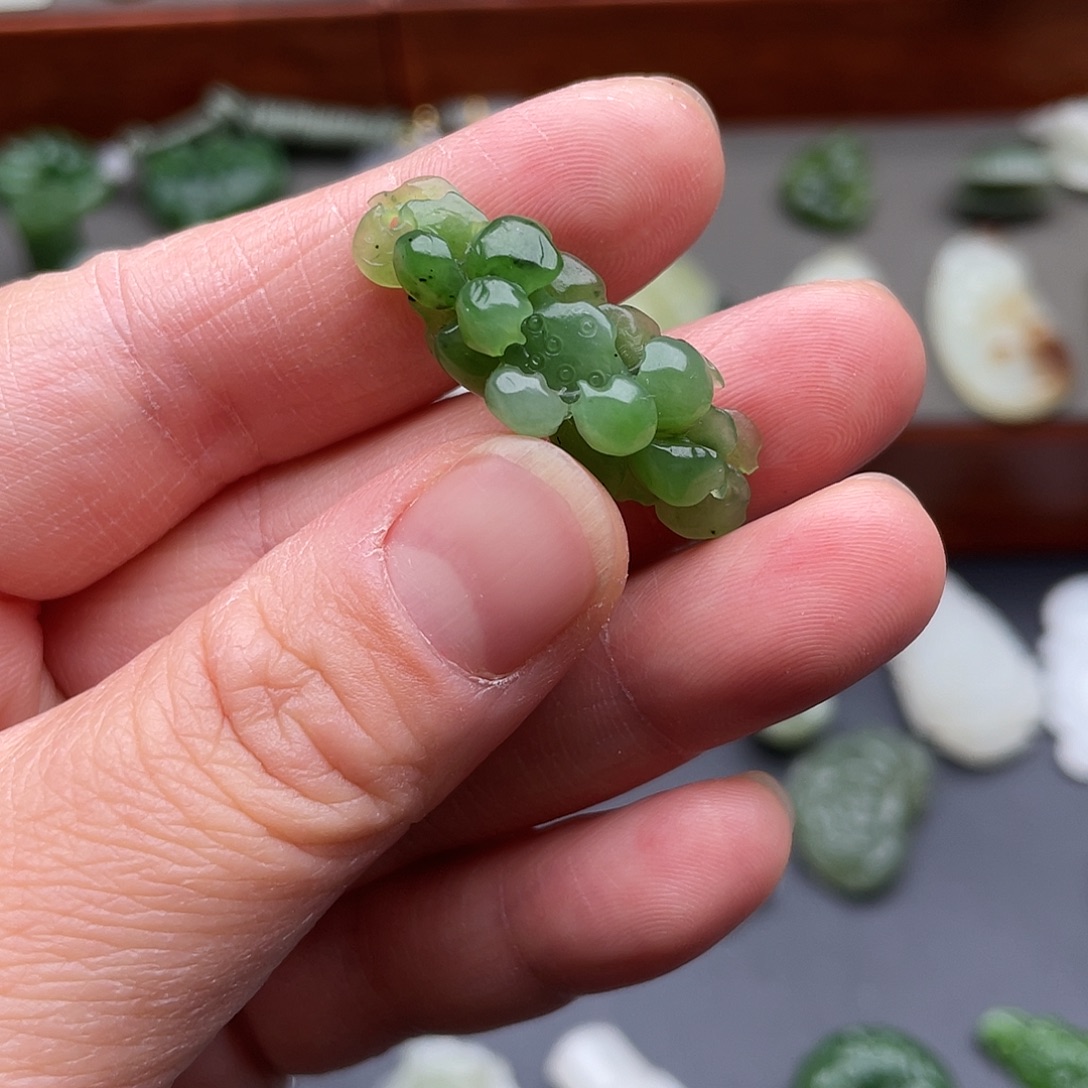 和田玉未镶嵌颈饰碧玉莲花手牌