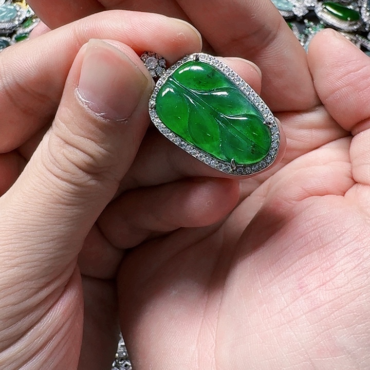 翡翠颈饰未镶嵌天然A货翡翠放漏