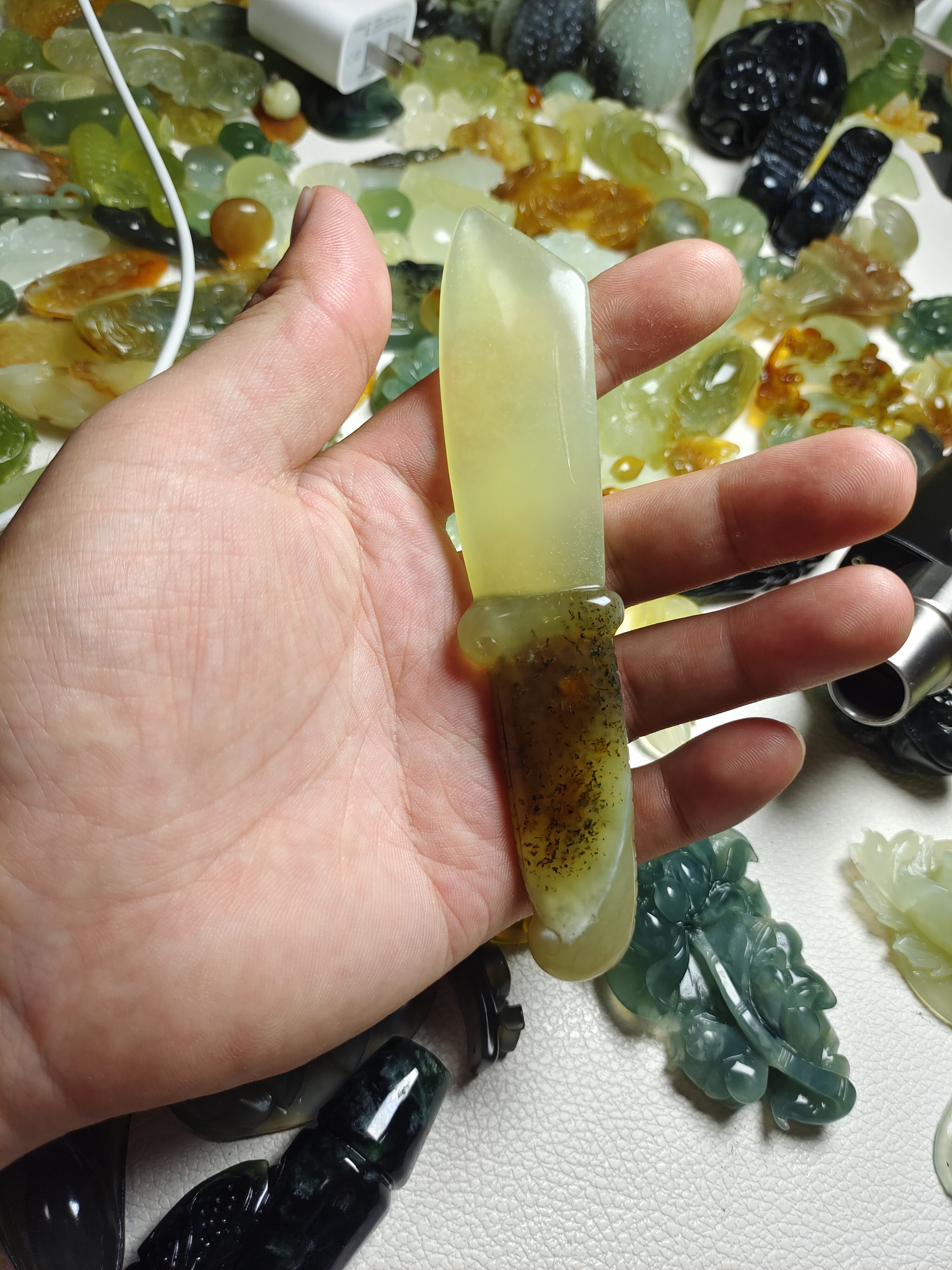 天然花玉  手工立体雕刻  手把件  三色料