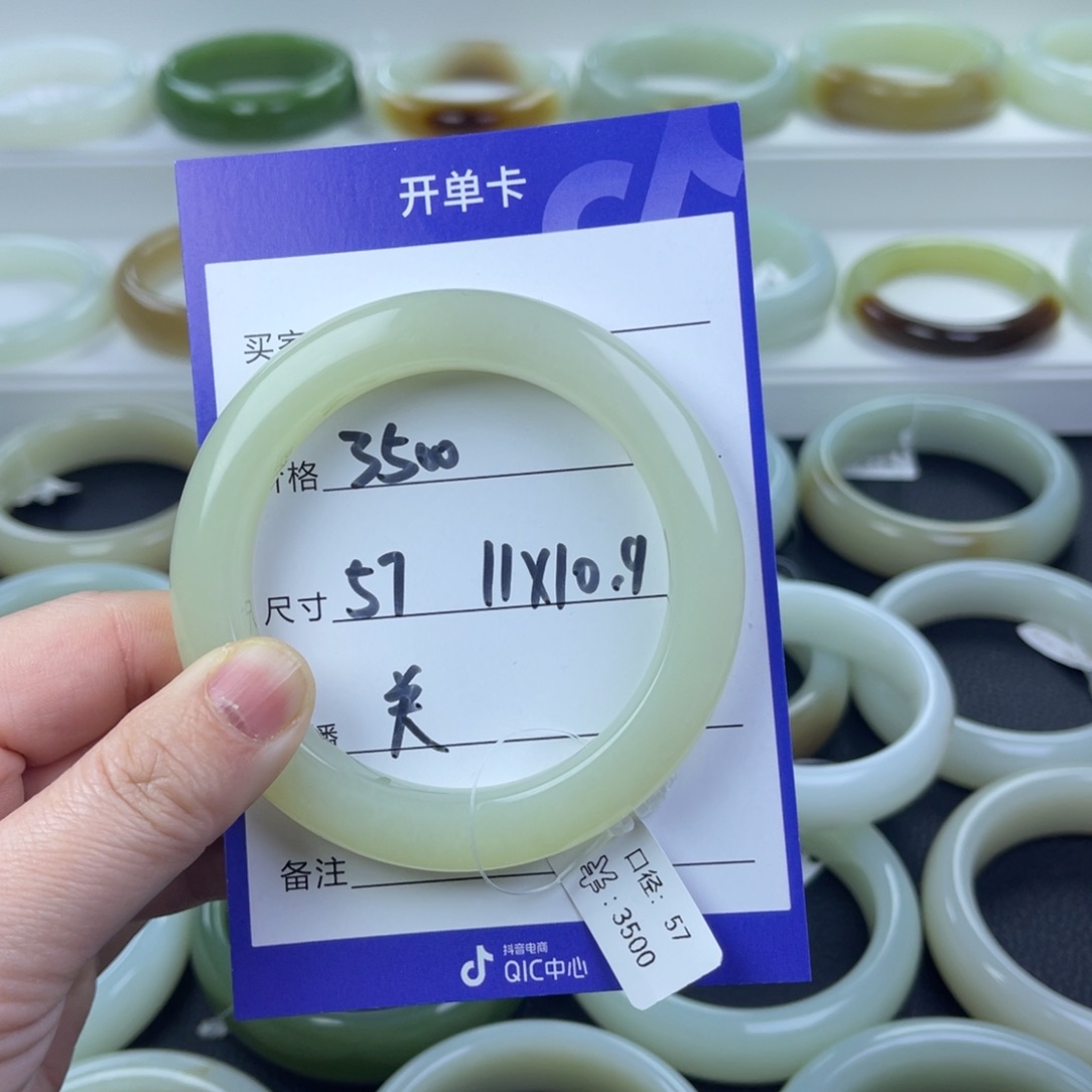 大***子和田玉未镶嵌手镯