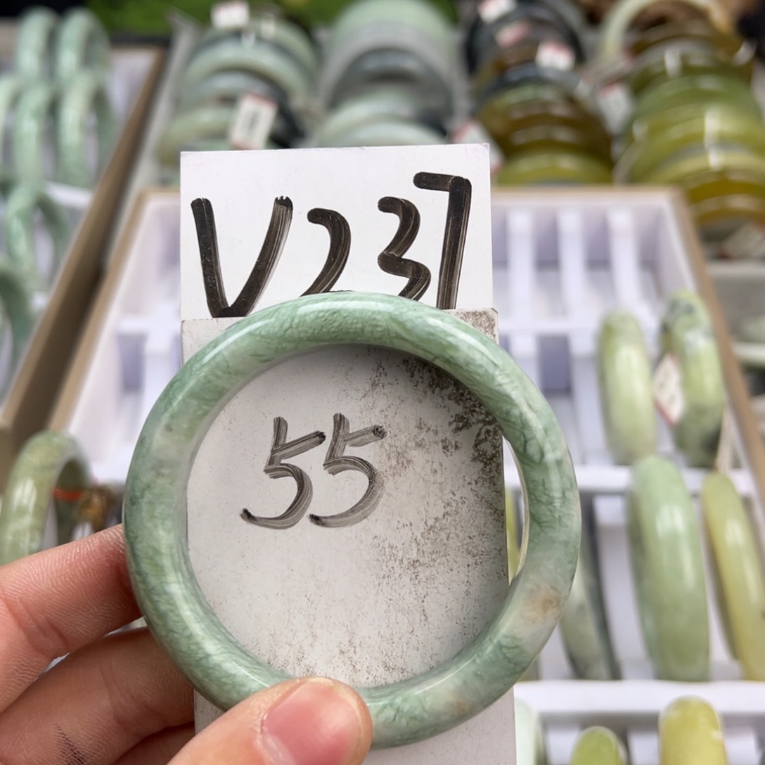 岫玉手镯未镶嵌天然岫玉微瑕，可以正常佩戴