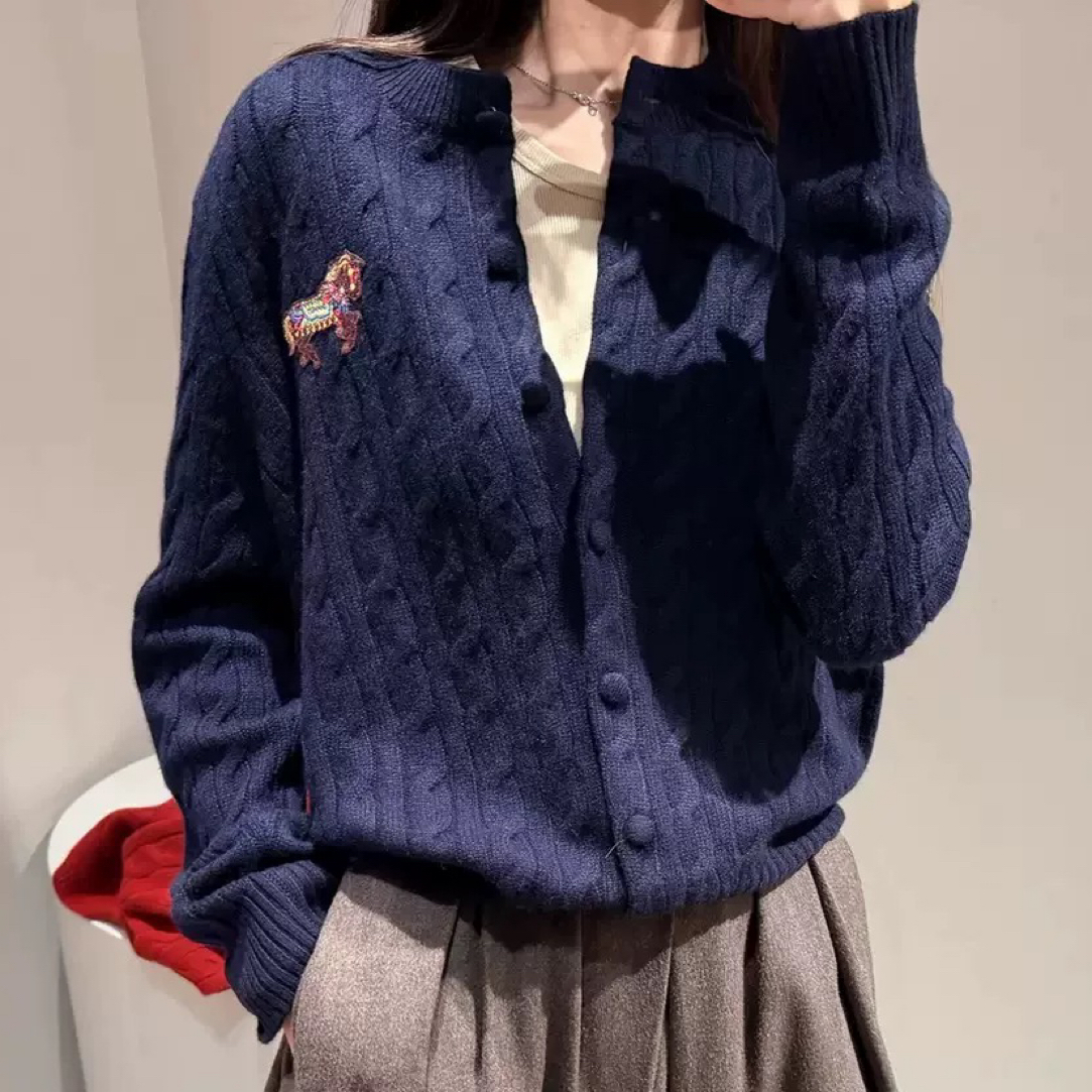 吉祥小马 重工刺绣马年羊毛开衫圆领短款绞花毛衣