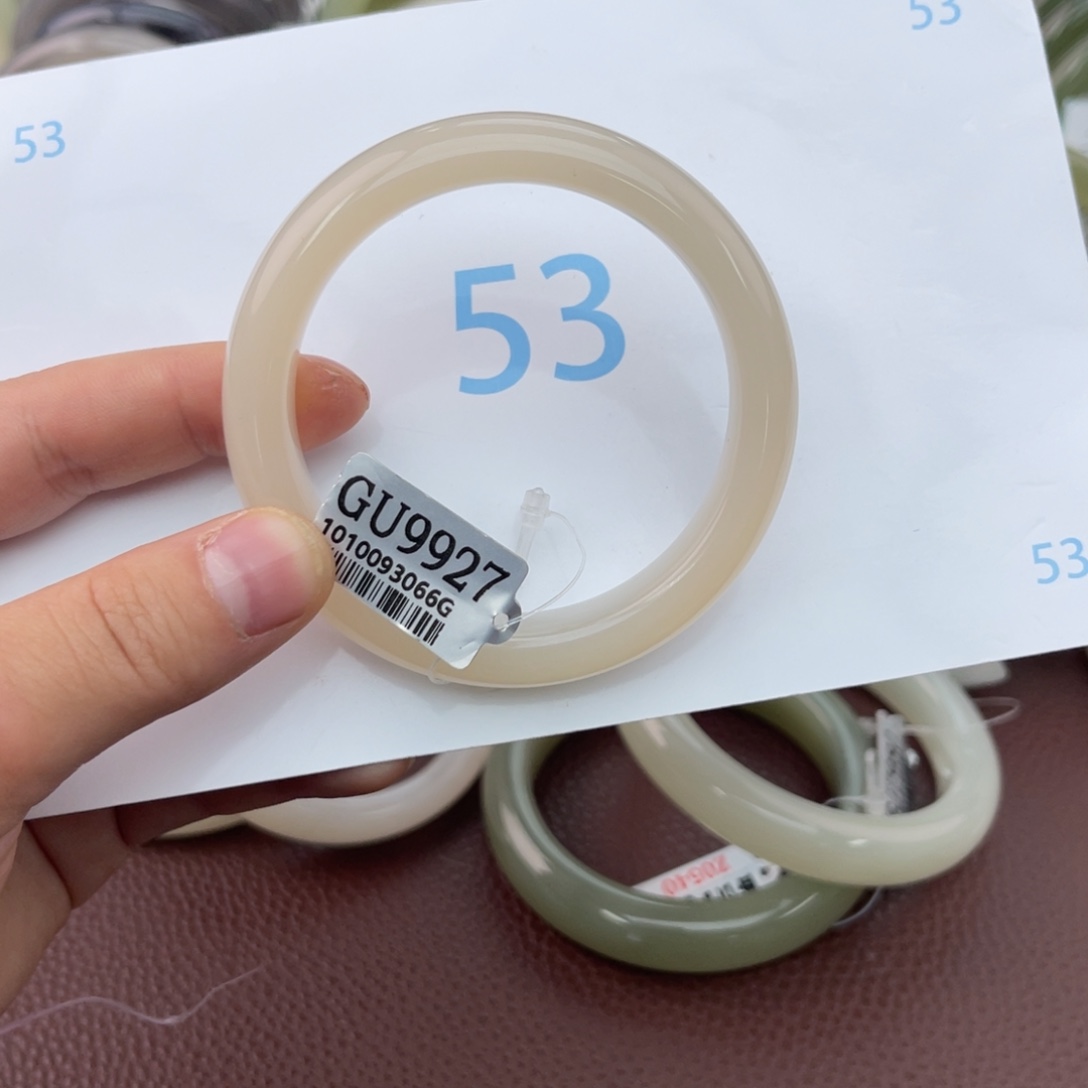 和田玉手镯未镶嵌今*?