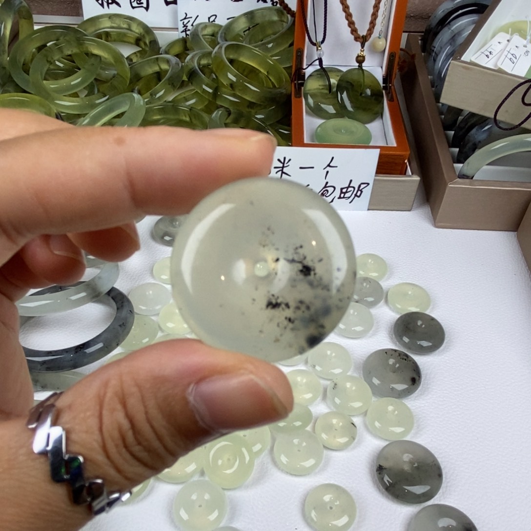 若***曦未镶嵌蛇纹石玉颈饰