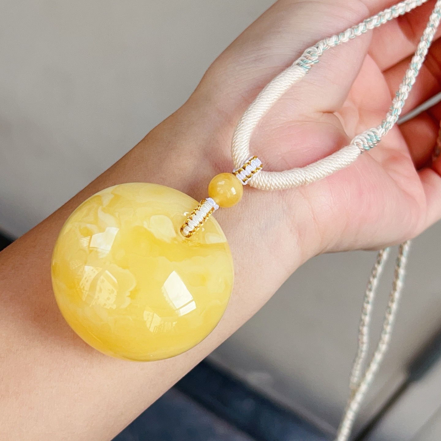 满蜜浓蜡黄白花蜜蜡公主扣吊坠，蜡质浓郁，25.2克，尺寸43-23mm