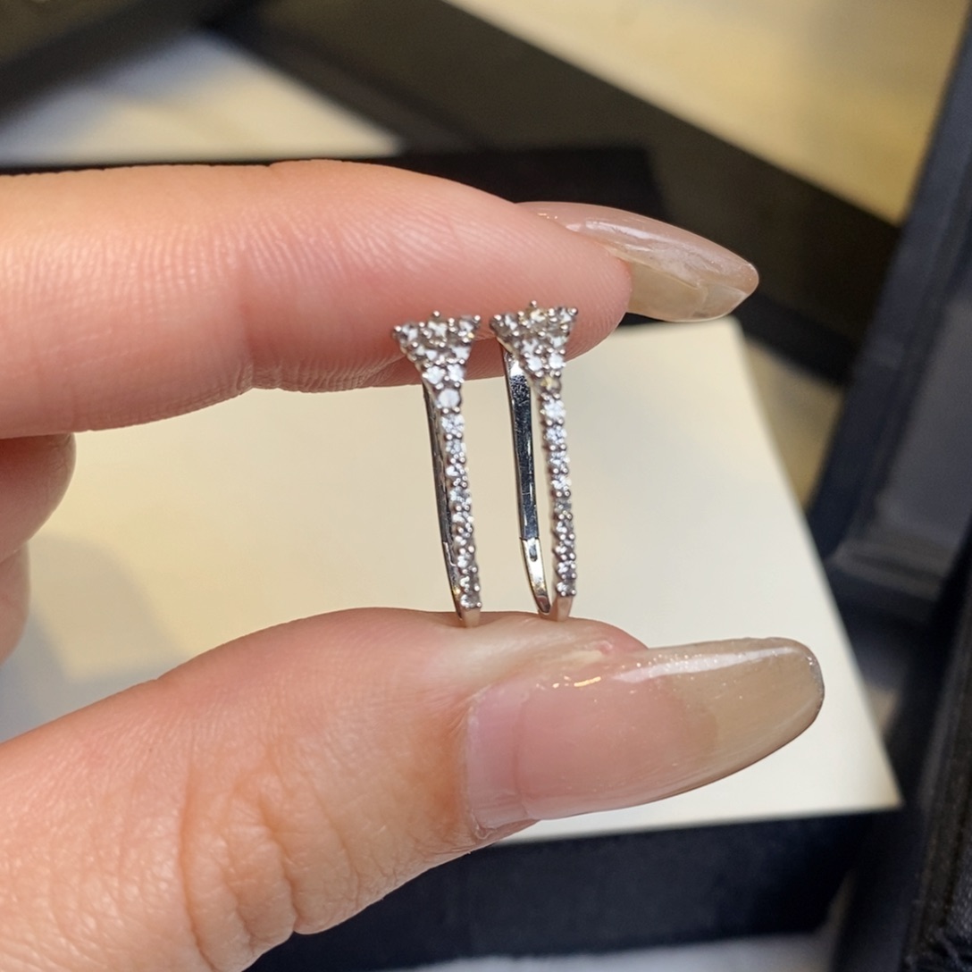 钻石耳饰18K金镶嵌设计款单排耳扣（可穿福贝）