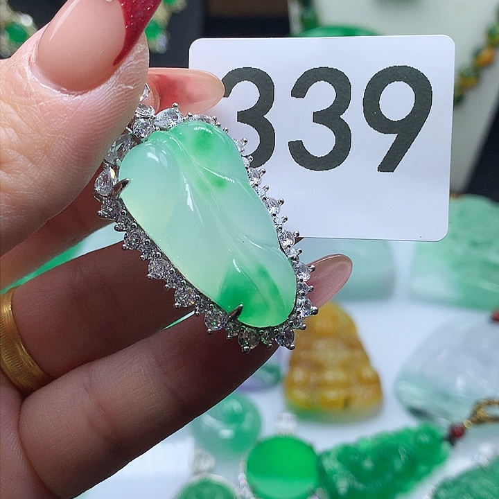 翡翠吊坠(赠链)未镶嵌