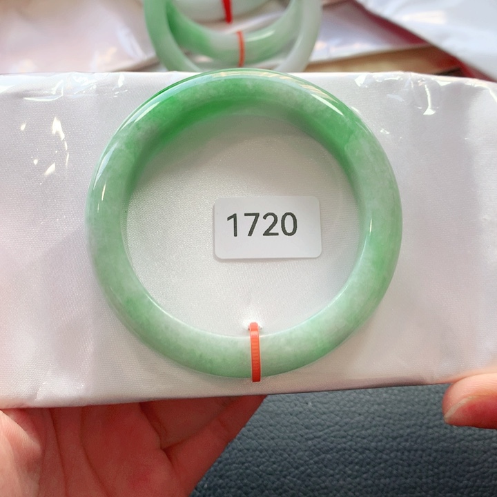 翡翠手镯未镶嵌天然翡翠手镯