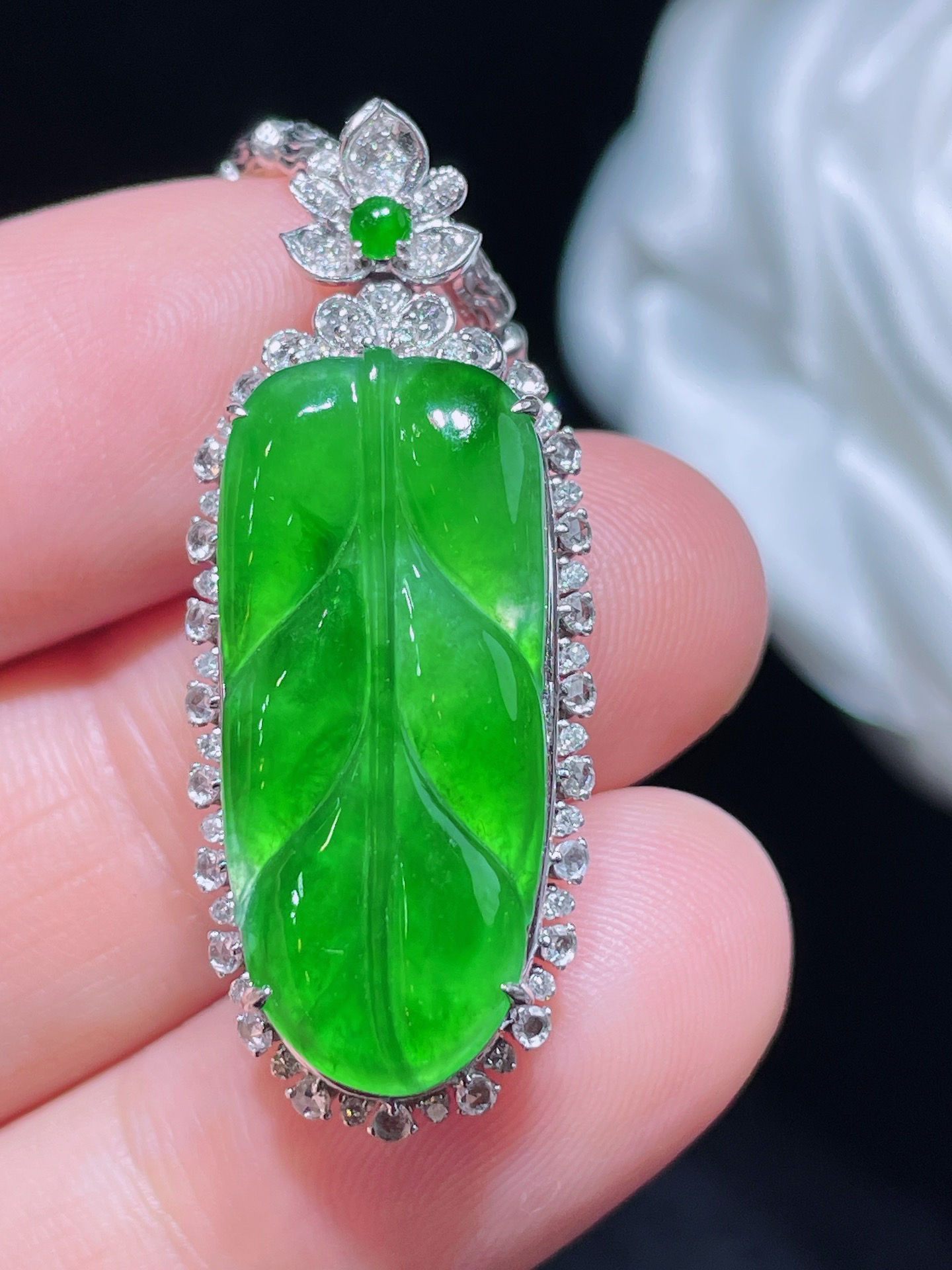 天然翡翠a货，阳绿叶子吊坠，18k金镶嵌