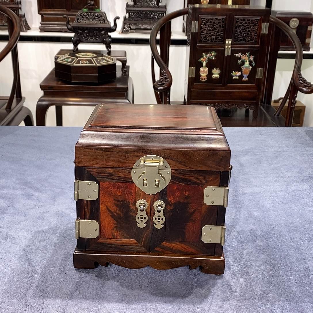 红酸枝木类成套家具首饰盒