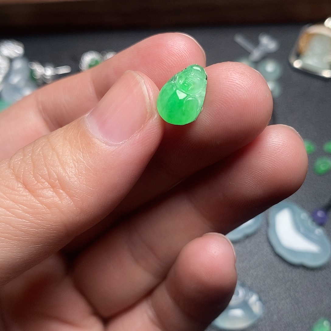 翡翠颈饰未镶嵌佛公