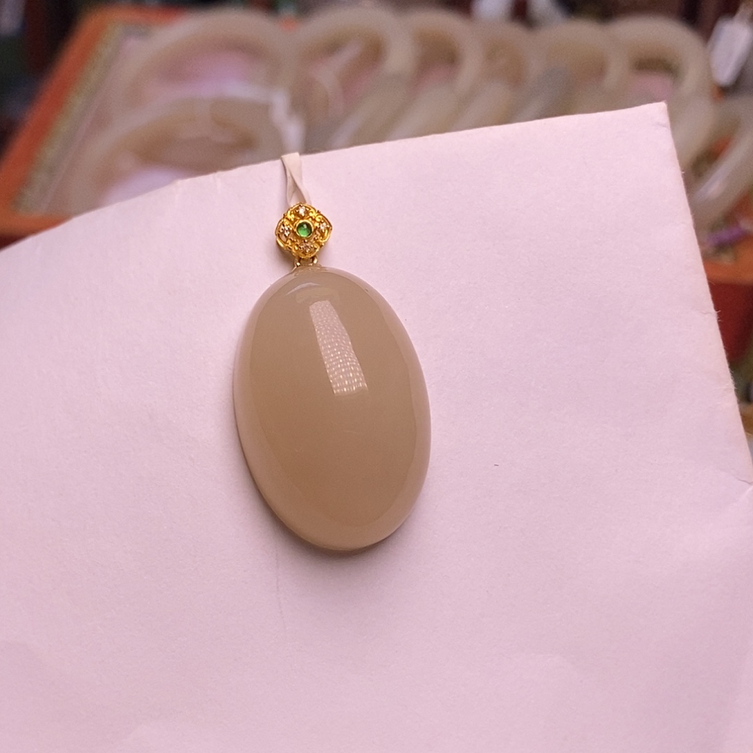 和田玉未镶嵌颈饰浓藕粉金镶蛋面