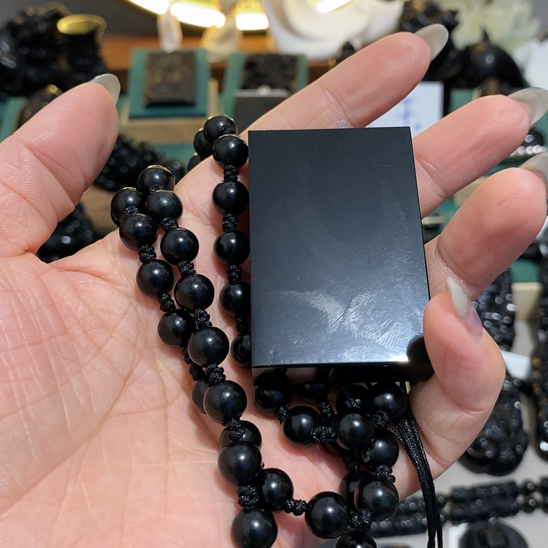 多***多蛇纹石玉未镶嵌颈饰