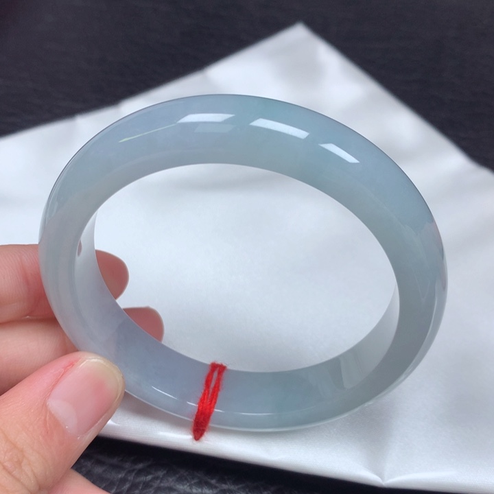 翡翠手镯未镶嵌。