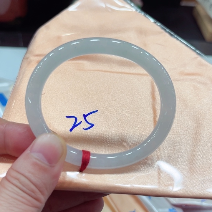 翡翠手镯未镶嵌52.4贵