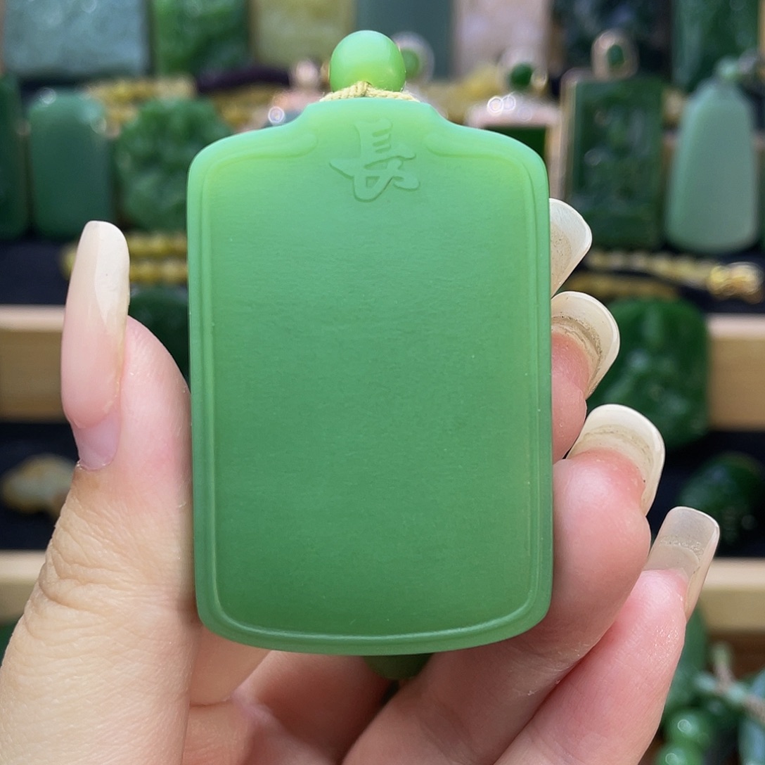 和田玉未镶嵌颈饰果阳绿·长乐