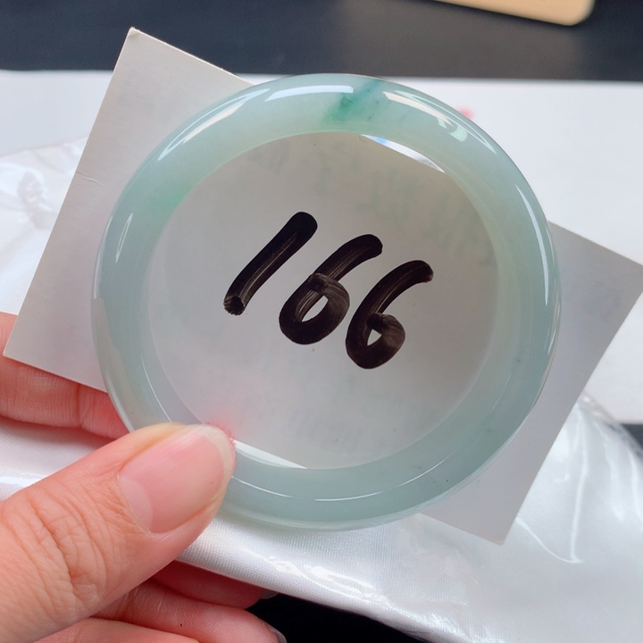 翡翠手镯未镶嵌冰