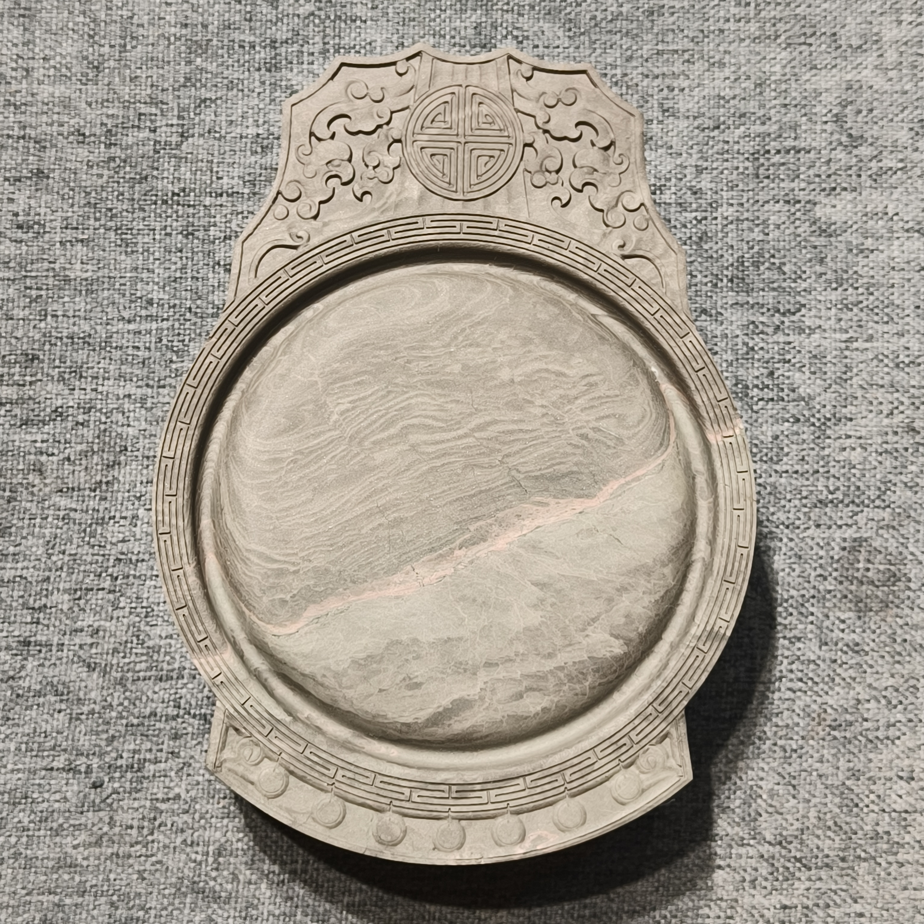 甘肃洮砚，水泉过渡层浮雕圆琴砚，尺寸14.3*10.5*3厘米