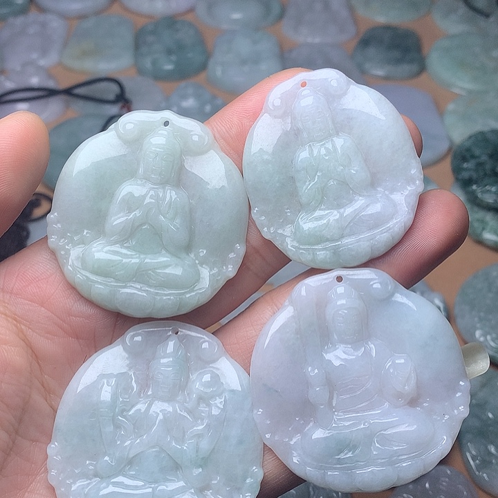 翡翠未镶嵌颈饰四件打包、有瑕疵