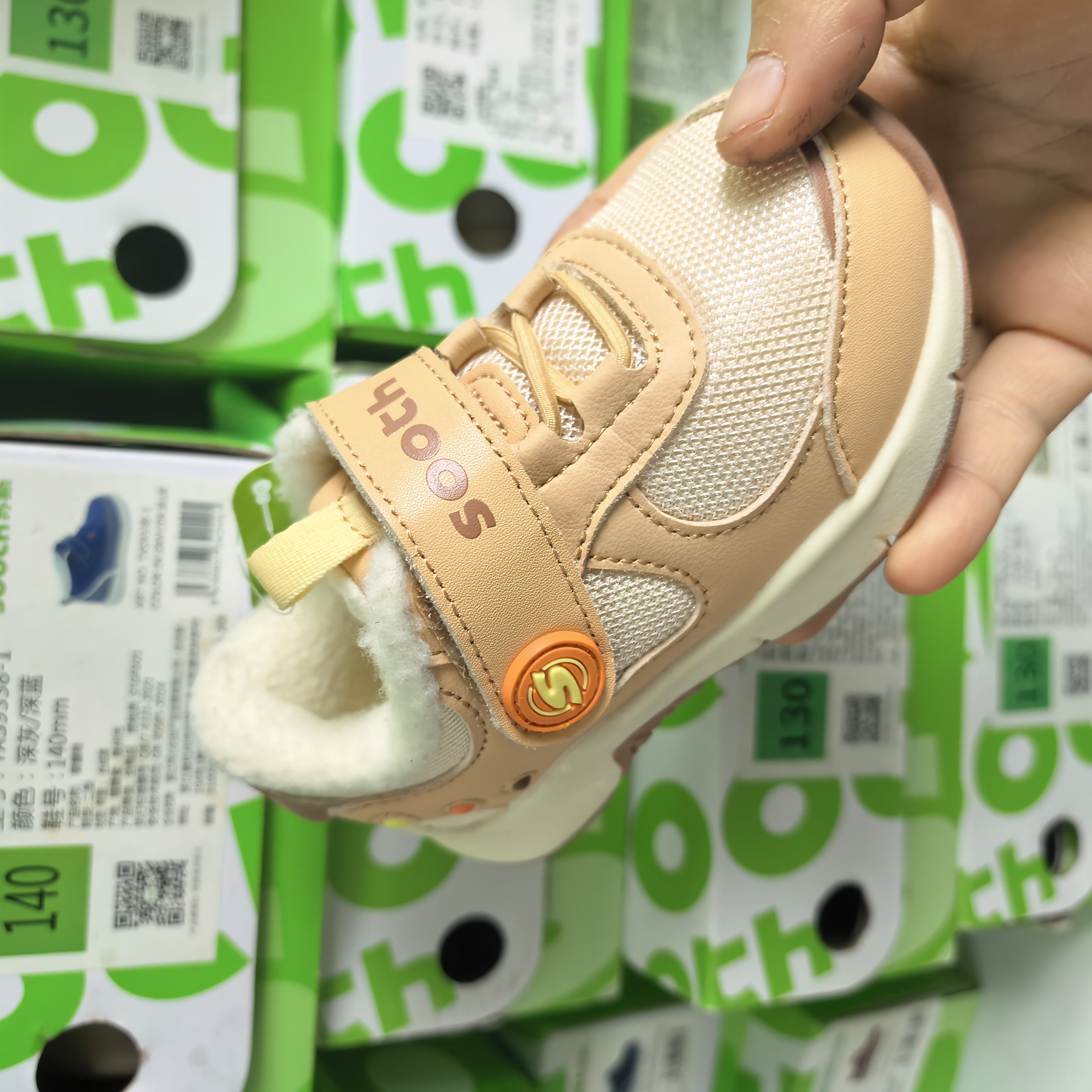 冬季加绒童鞋断码孤品130码125的胖脚可穿，130的瘦脚也可以穿