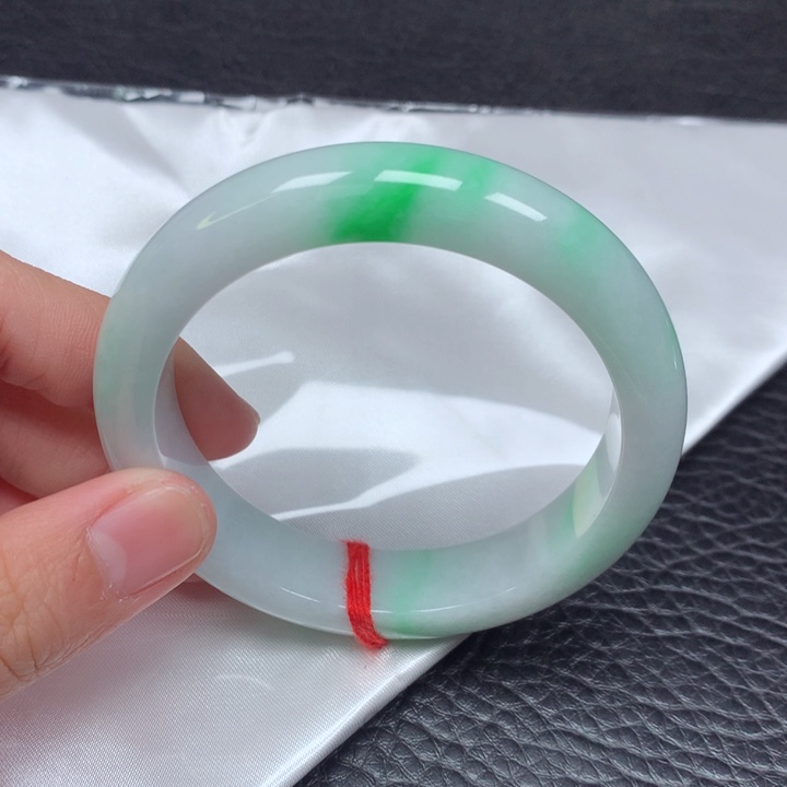 翡翠手镯未镶嵌。
