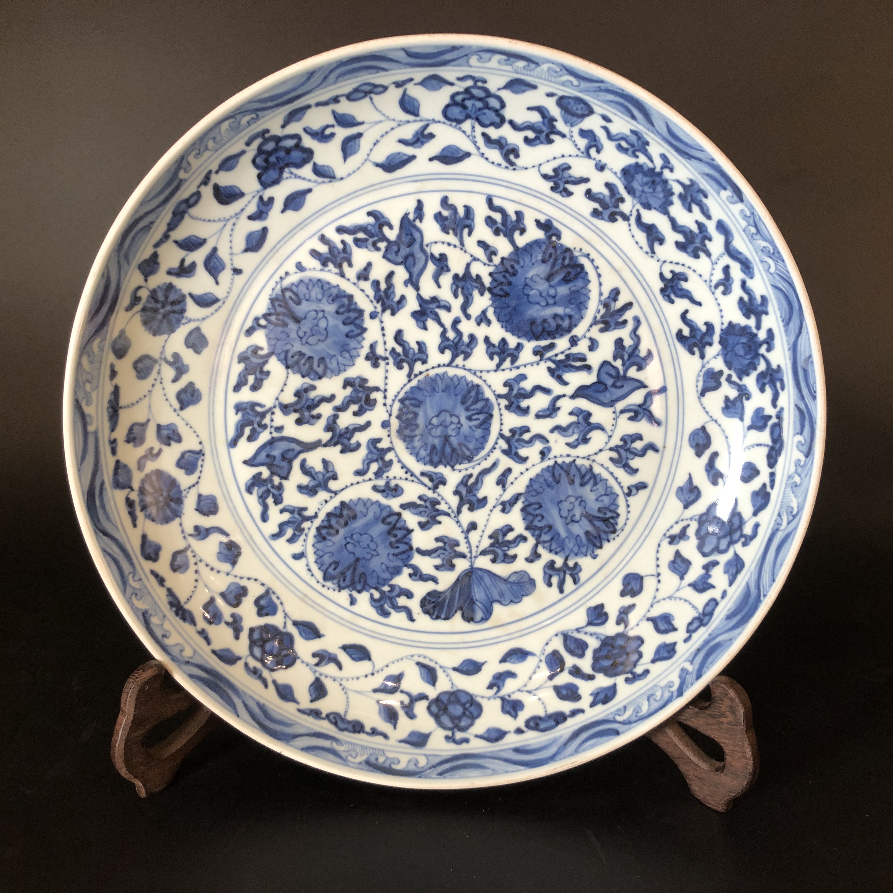 25090843清雍正青花缠枝莲云海纹赏盘 直径22.6cm