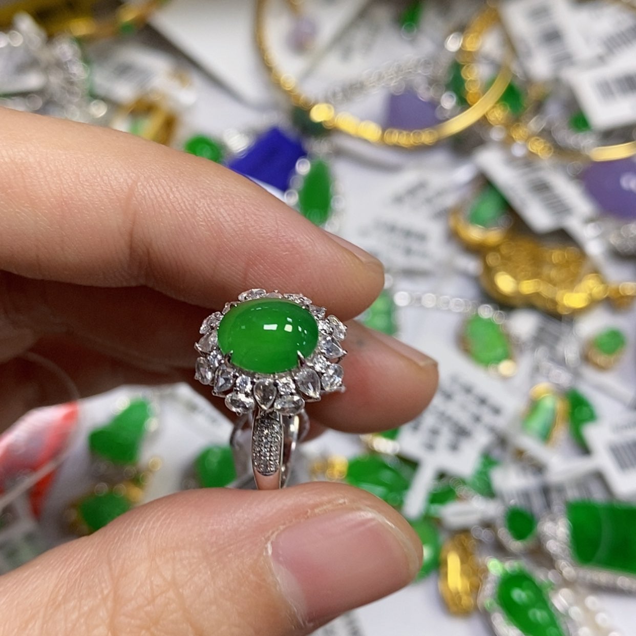 【闪购商品】颈饰18K金镶嵌翡翠吹****刀戒指