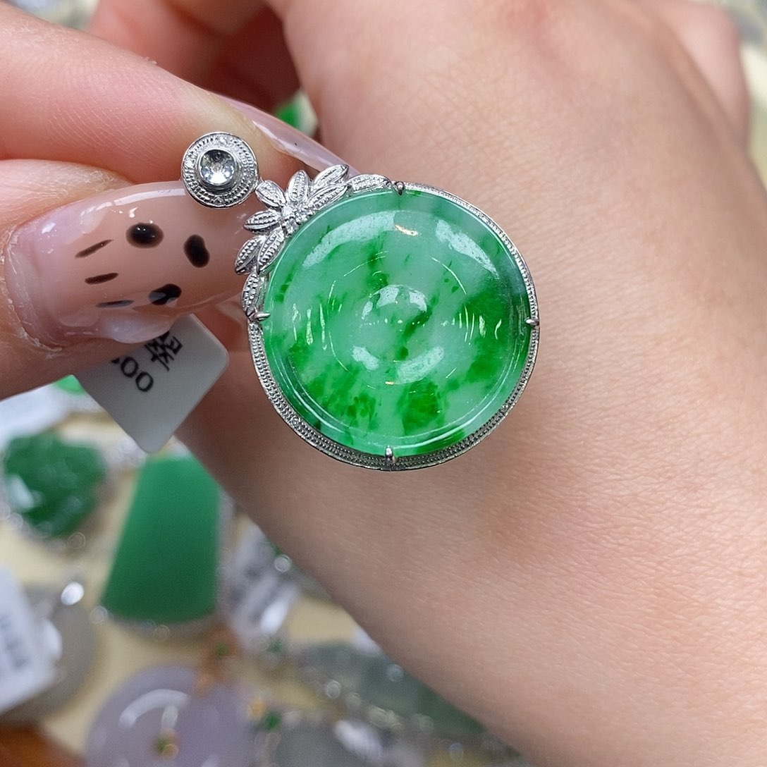 翡翠吊坠(不含链)18K金镶嵌圆牌