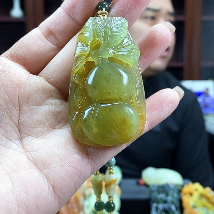 蛇纹石玉吊坠未镶嵌
