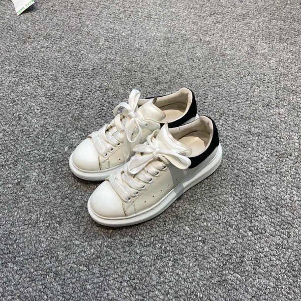 99新 Alexander McQueen/亚历山大·麦昆 黑尾小白鞋