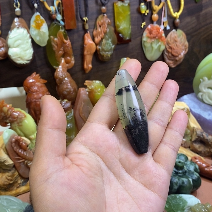 蛇纹石玉未镶嵌颈饰