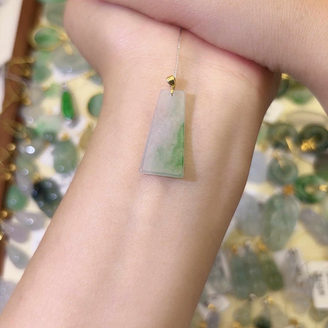 一***菜翡翠18K金镶嵌颈饰无事牌