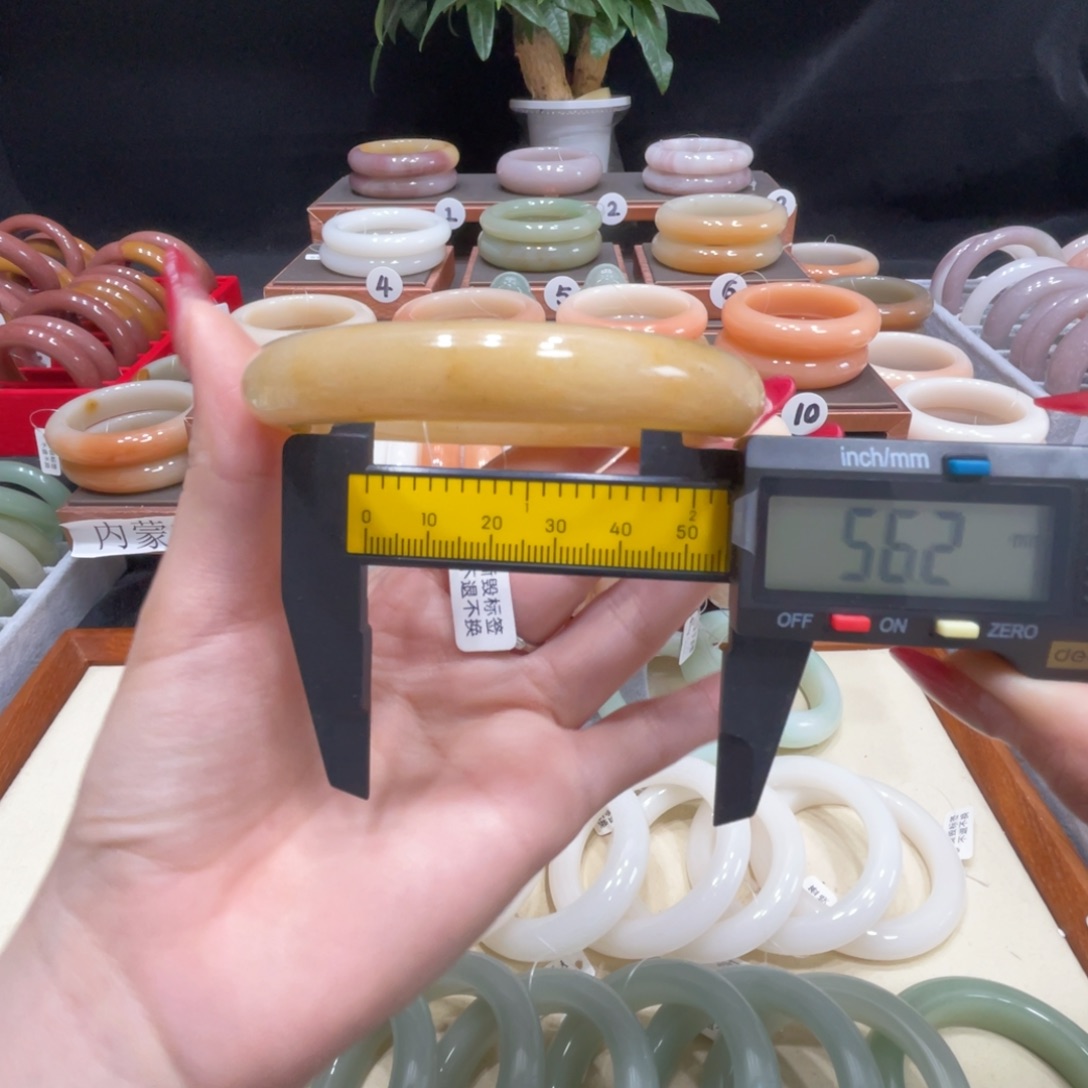 石英质玉未镶嵌手镯