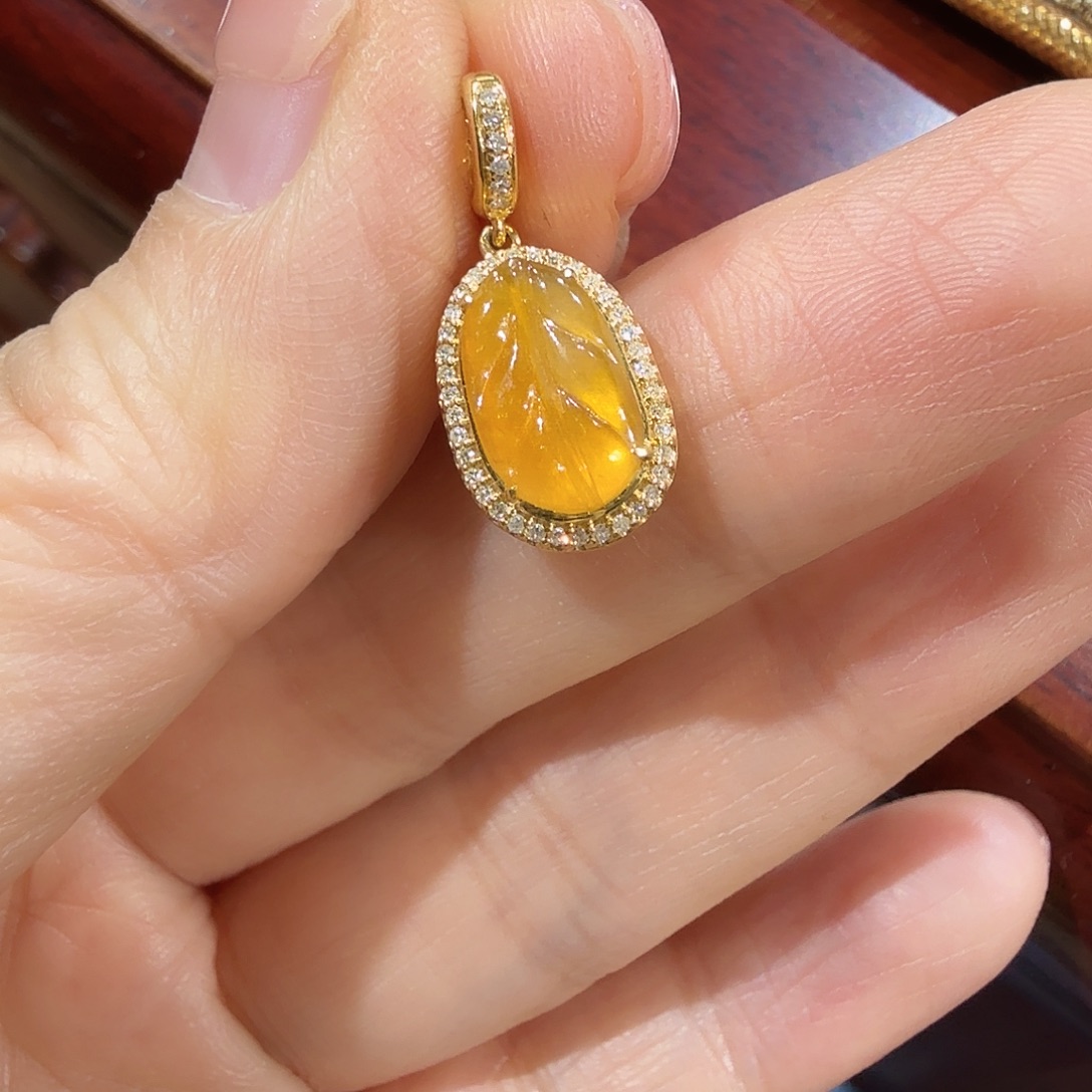 面***面翡翠18K金镶嵌颈饰颈饰