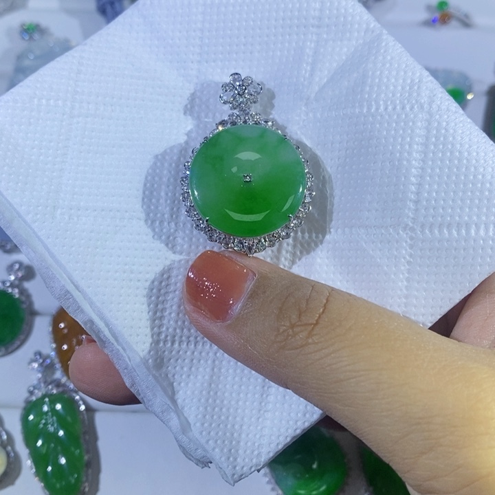 翡翠颈饰18K金镶嵌吊坠