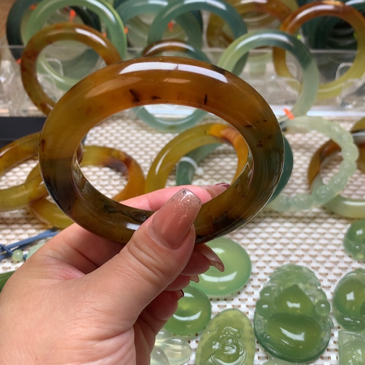 蛇纹石玉手镯58圈口微瑕未镶嵌