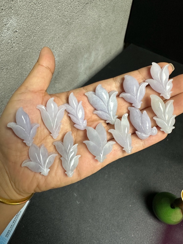 天然缅甸翡翠A货玉兰花挂件，一件的价格