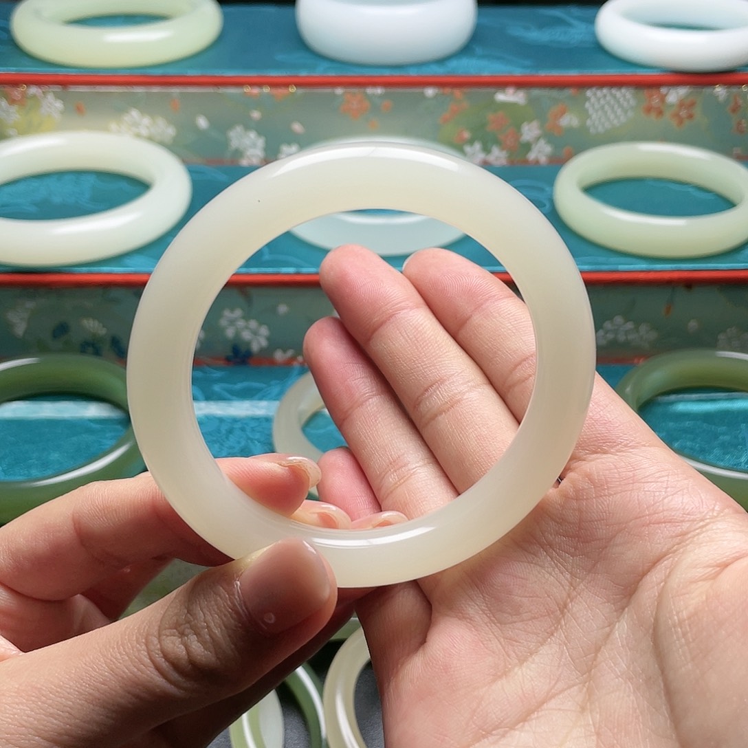 M***g53+暖白色圆条手镯1