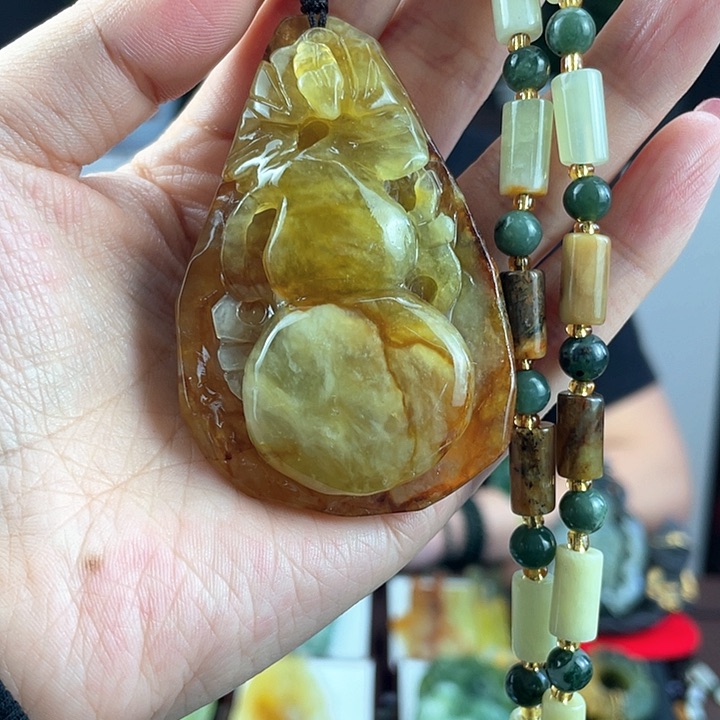 蛇纹石玉未镶嵌颈饰